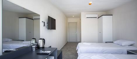 Economy Room | Minibar, bed sheets