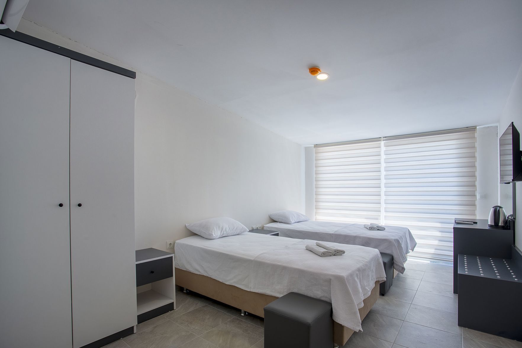 Frigobar, roupa de cama