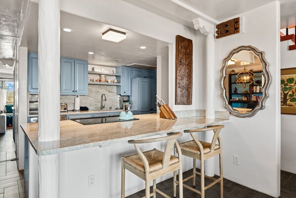 冷蔵庫、電子レンジ、オーブン、コンロ