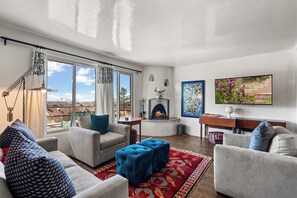 スマートテレビ、暖炉、DVD プレーヤー、書庫