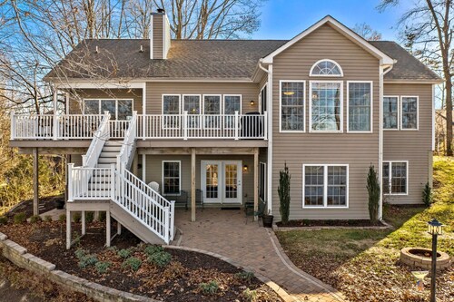Waterfront Oasis! Ready to Make a Splash?