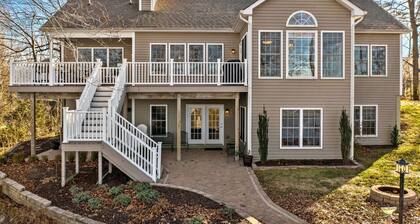 Waterfront Oasis! Ready to Make a Splash?