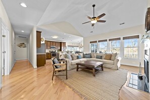 TV connectée, cheminée, lecteur de DVD