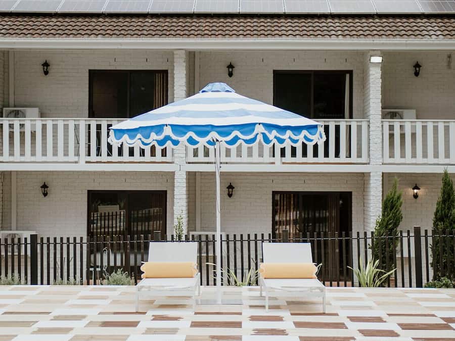 Een buitenzwembad, parasols voor strand/zwembad