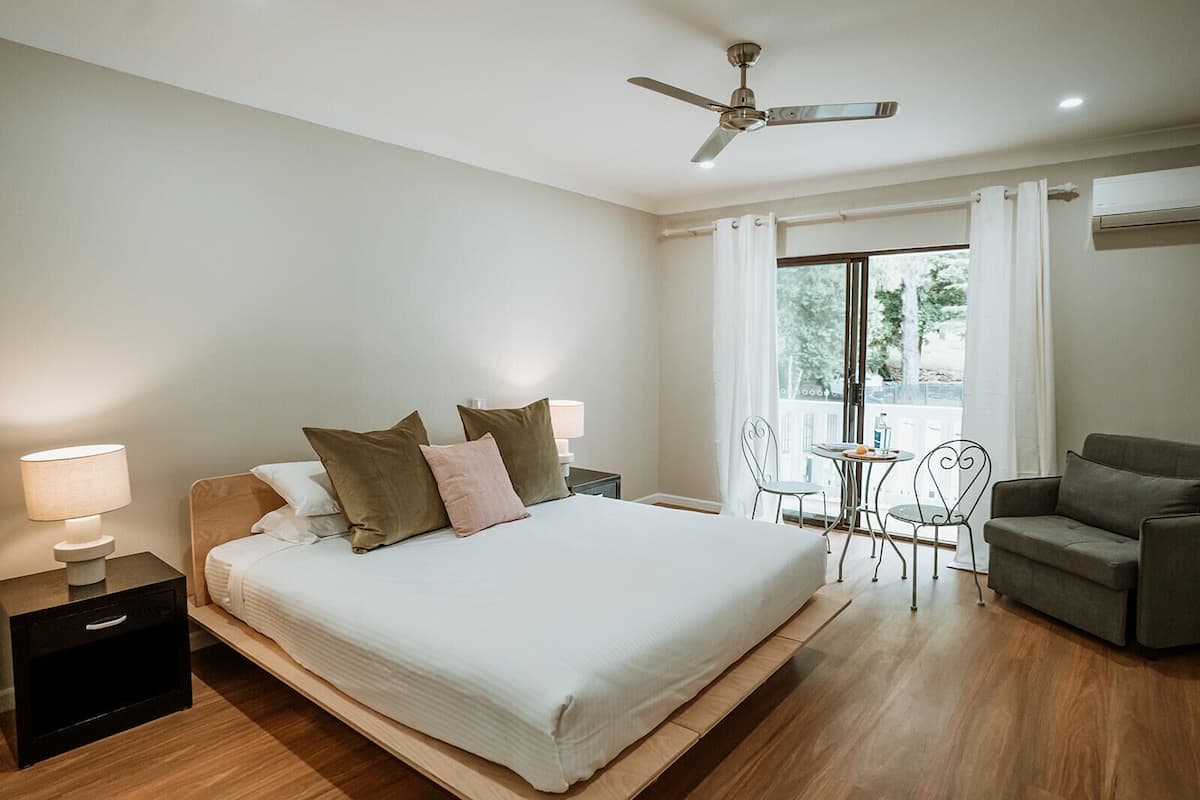 Kamer, 1 kingsize bed (King Suite) | Een kluis op de kamer, gratis babybedden, extra bedden, beddengoed
