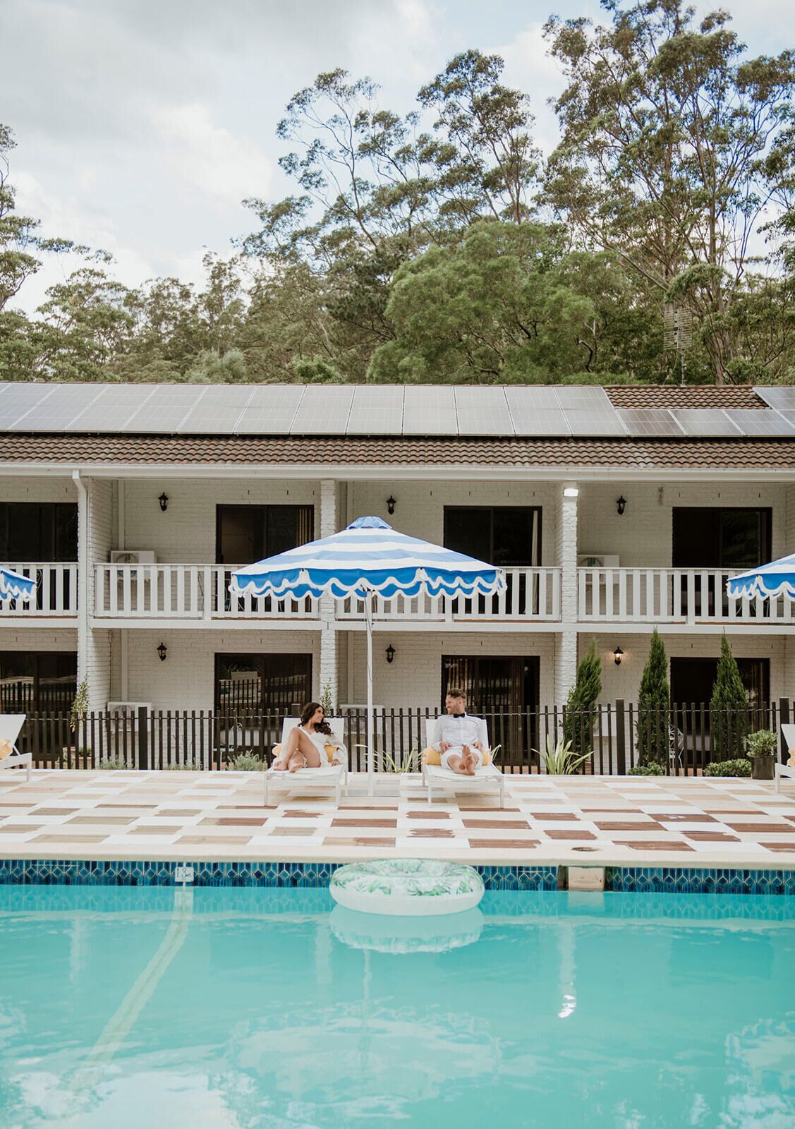 Alberca al aire libre, sombrillas en la alberca y camastros 