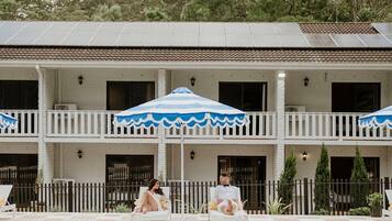 AuĂenpool, geöffnet von 08:00 Uhr bis 22:00 Uhr, Sonnenschirme