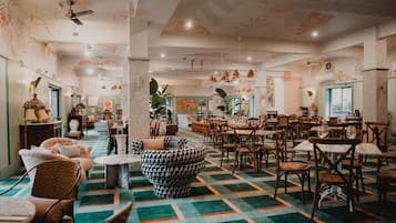Se sirven comidas y cenas; con vista al jardín