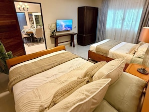 1 habitación, tabla de planchar con plancha y cuna de viaje
