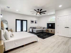 1 dormitorio, tabla de planchar con plancha, wifi y ropa de cama