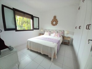 4 bedrooms, iron/ironing board, free WiFi, bed sheets - Disconnect with fabulous ocean views, ideal for families. (Alcanar)
