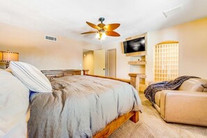 3 Schlafzimmer, Schreibtisch, Bügeleisen/Bügelbrett, Reisekinderbett