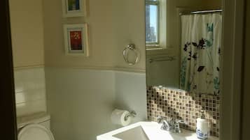 Badkar/dusch, handdukar, tvål och toalettpapper