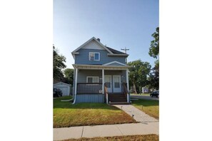 Exterior - Clean Ground Level Apt/Queen Bed/Free Parking & Laundry/Close to Downtown (Fargo)