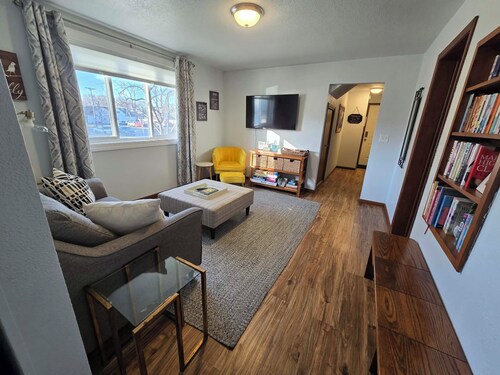 Clean Ground Level Apt/Queen Bed/Free Parking & Laundry/Close to Downtown