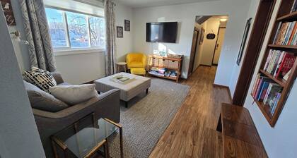 Clean Ground Level Apt/Queen Bed/Free Parking & Laundry/Close to Downtown