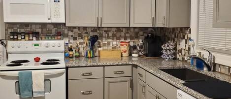 Kjøleskap, mikrobølgeovn, ovn og kokeplater