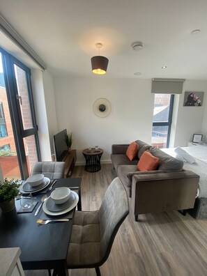 Premium-Apartment, mit Bad, Stadtblick | Lounge