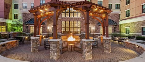 屋外ダイニングエリア