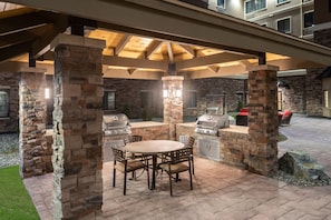 Outdoor dining - Equipped King Suite | Heated Indoor Pool Access (Anchorage)