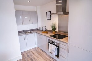 Deluxe Apartment, Accessible, Ensuite | Shared kitchen