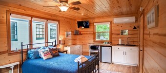 Beautiful suite located on iconic M-22 in downtown Glen Arbor