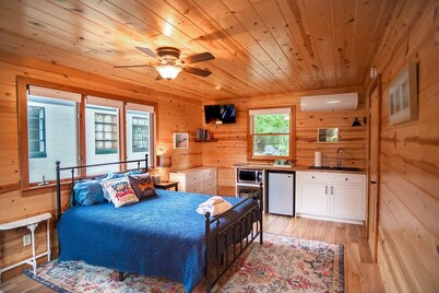 Beautiful suite located on iconic M-22 in downtown Glen Arbor