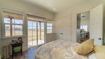 4 bedrooms, free WiFi, bed sheets