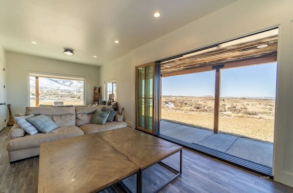 Smart TV, books, stereo