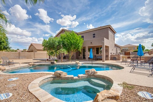 5 King beds! Large home, sleeps 18 in beds! Outdoor pool and firepit!