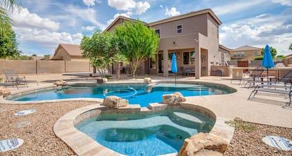 5 King beds! Large home, sleeps 18 in beds! Outdoor pool and firepit!
