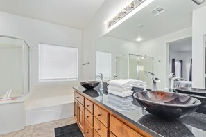 Combined shower/tub, hair dryer, towels, soap - 5 King beds! Large home, sleeps 18 in beds! Outdoor pool and firepit! (Mesa)