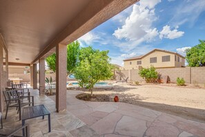 Terrace/patio - 5 King beds! Large home, sleeps 18 in beds! Outdoor pool and firepit! (Mesa)