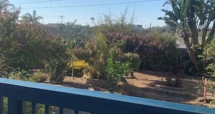 Cheerful 3br, 2ba just blocks to the beach!