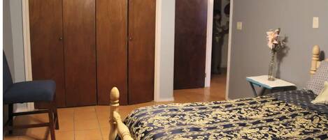 3 chambres, fer et planche à repasser, Wi-Fi, draps fournis