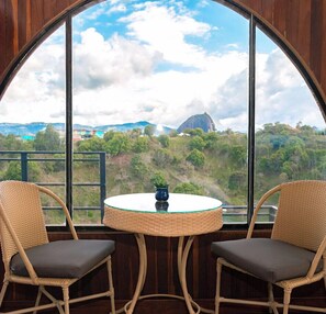 Hytte – deluxe, 1 queensize-seng, ikke-røyk, utsikt mot innsjø | Sengetøy av topp kvalitet, dundyner og senger med Select Comfort-madrass