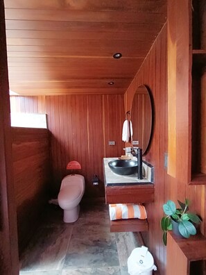 Deluxe Cabin, 1 Queen Bed, Lake View | Bathroom | Free toiletries, soap, shampoo, toilet paper