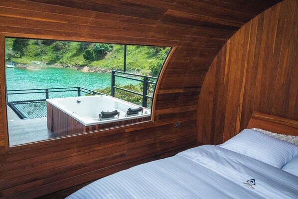 Hytte – deluxe, 1 queensize-seng, ikke-røyk, utsikt mot innsjø | Sengetøy av topp kvalitet, dundyner og senger med Select Comfort-madrass