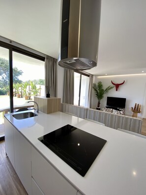 Fridge, microwave, oven, stovetop - VISTA LAGO VILLE, exclusive villa for 6 guests with garden and private pool. (Chiclana de la Frontera)
