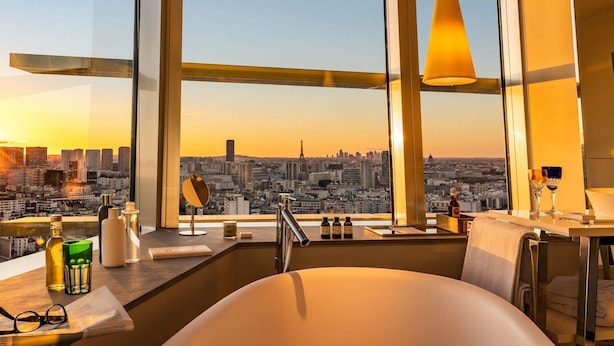 ジュニア スイート キングベッド 1 台 タワー (Eiffel Tower panoramic bath, sunset) | 高級寝具、ピロートップベッド、セーフティボックス (室内)、デスク