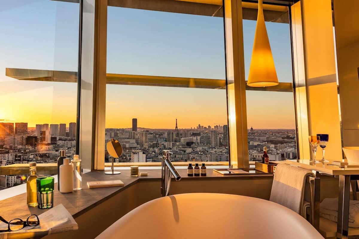 주니어 스위트, 킹사이즈침대 1개, 타워 (Eiffel Tower panoramic bath, sunset) | 고급 침구, 필로우탑 침대, 객실 내 금고, 책상