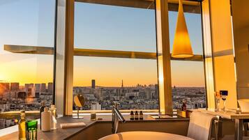 Junior-Suite, 1 King-Bett, Turm (Eiffel Tower panoramic bath, sunset) | Hochwertige Bettwaren, Pillowtop-Betten, Zimmersafe, Schreibtisch