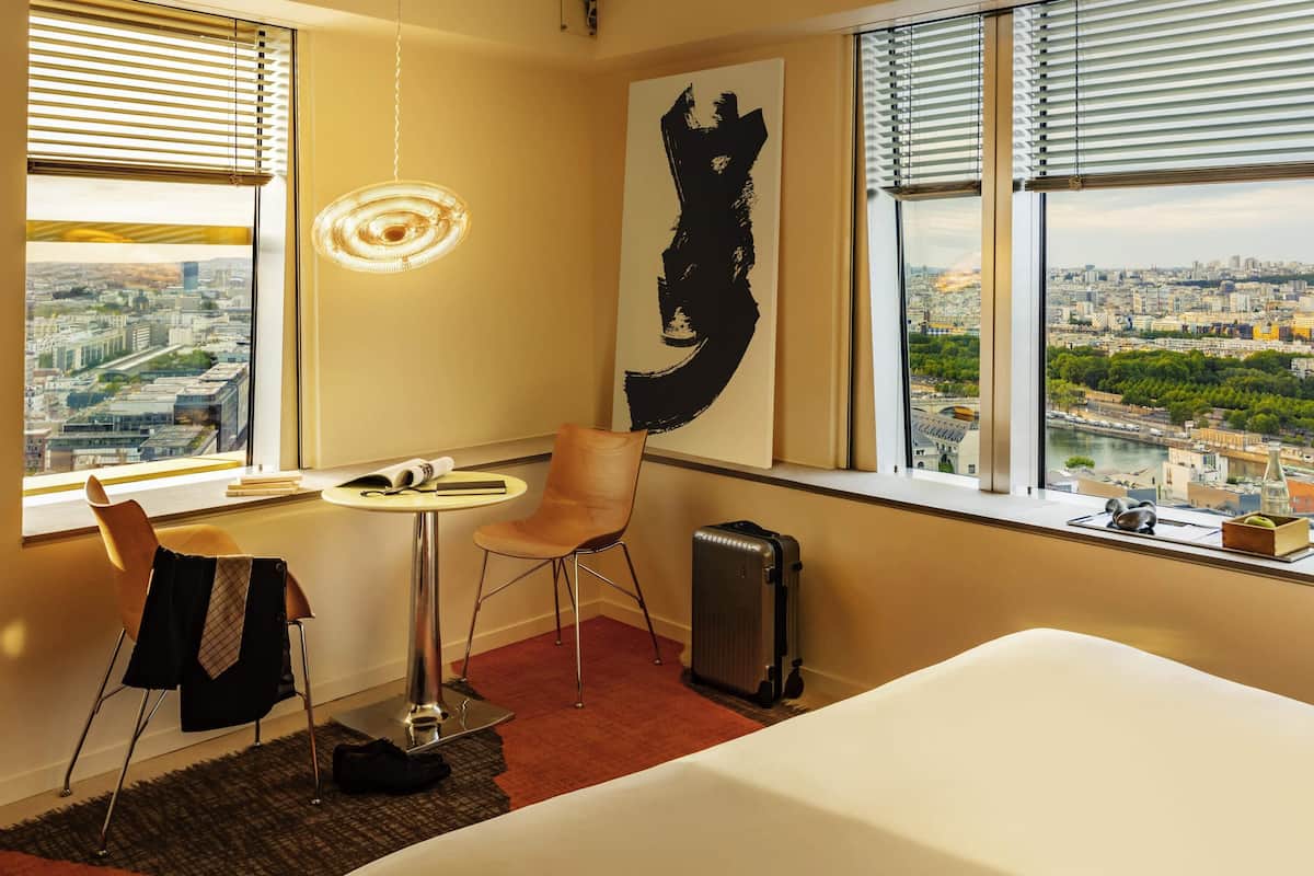 Executive-huone, 1 suuri parisänky, kulmassa (Panoramic Paris Eiffel Tower) | Ylelliset vuodevaatteet, pillowtop-patjalliset sängyt