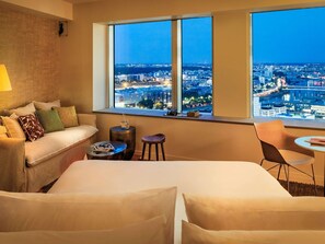 ห้องแฟมิลี่สวีท, เตียงคิงไซส์ 1 เตียง และโซฟาเบด (Family) | เครื่องนอนระดับพรีเมียม, เ�ตียงพร้อมฟูกเสริมที่นอน, ตู้นิรภัยในห้องพัก