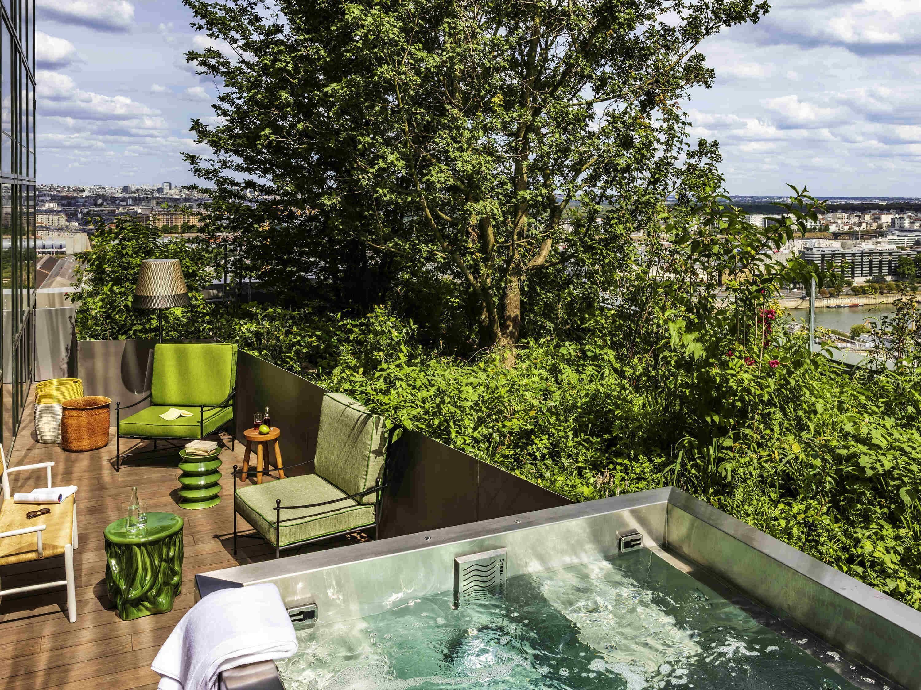 Espace de soins pour les couples, sauna, bain à remous, soins corporels