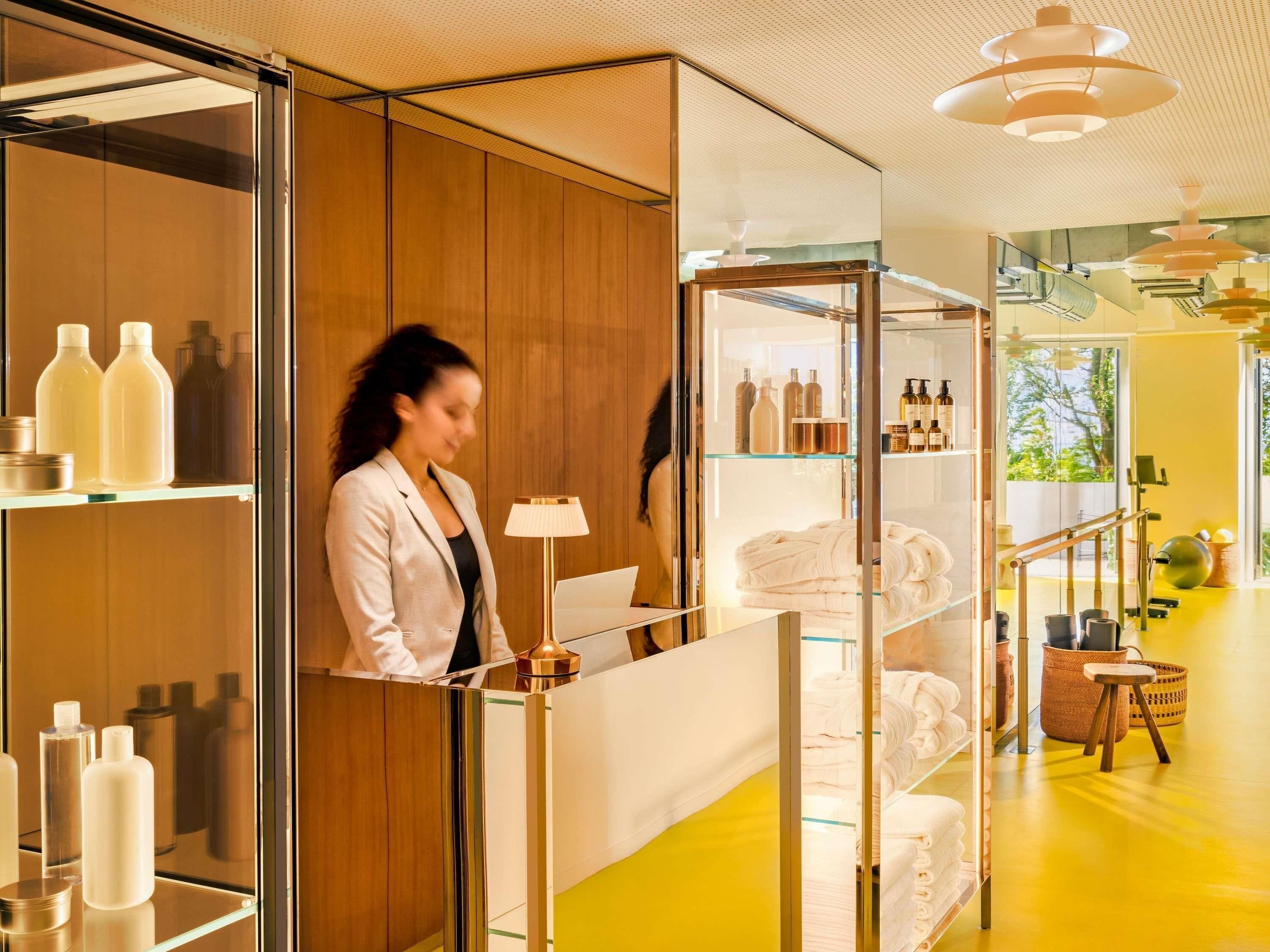 Espace de soins pour les couples, sauna, bain à remous, soins corporels