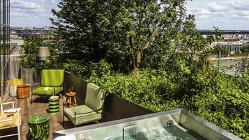 Couples treatment rooms, sauna, hot tub, body treatments, hydrotherapy