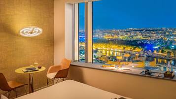 Bộ đồ giường cao cấp, nệm có lớp đệm bông, két bảo mật tại phòng