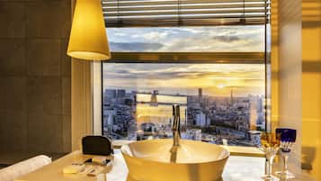 Executive Room, 1 King Bed, Corner (Panoramic Paris Eiffel Tower)