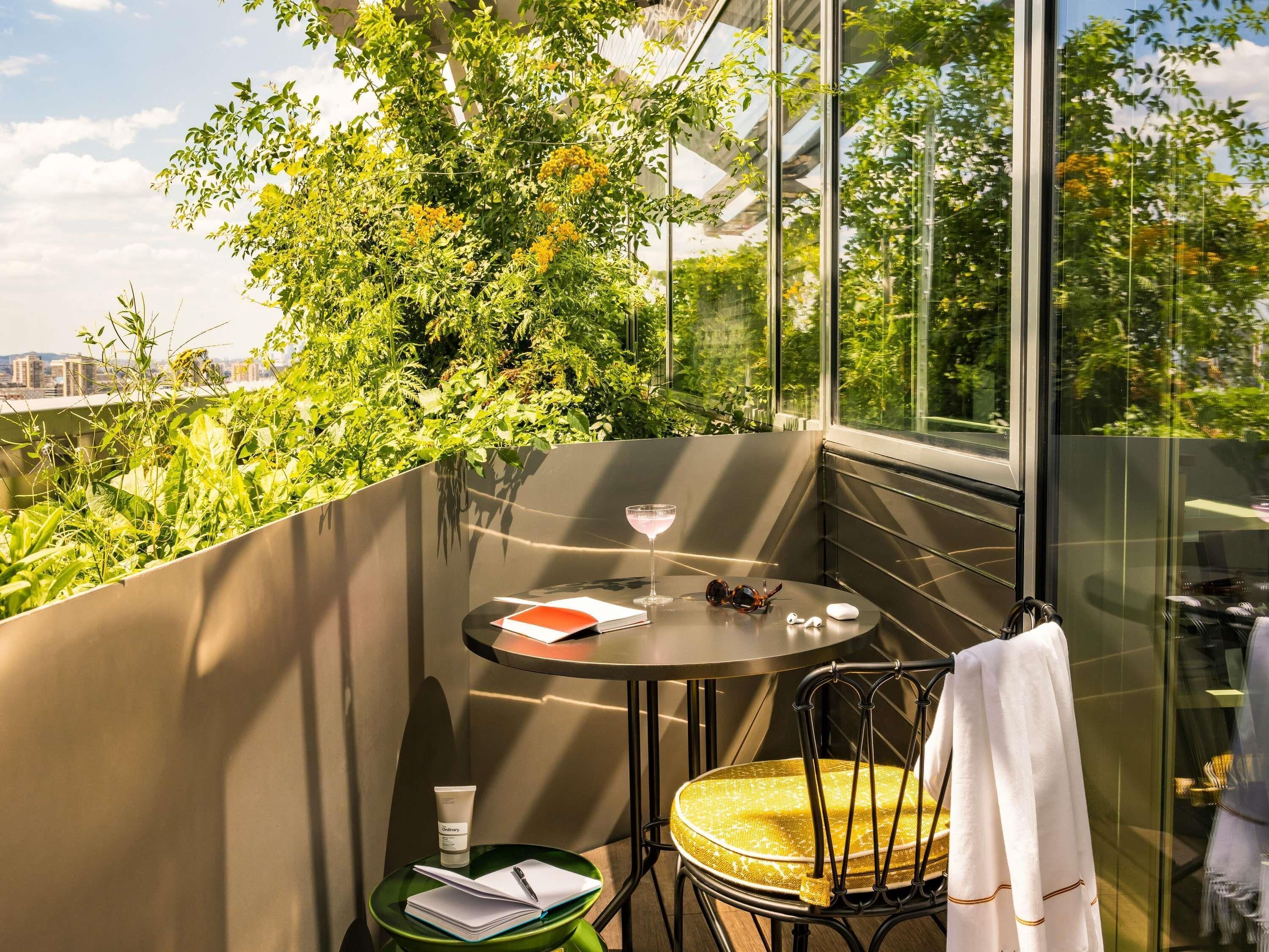 Rom – deluxe, 1 kingsize-seng, terrasse | Sengetøy av topp kvalitet, senger med overmadrass og safe på rommet